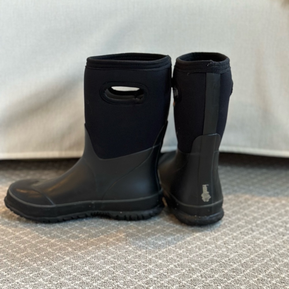 Black kids Bogs boots